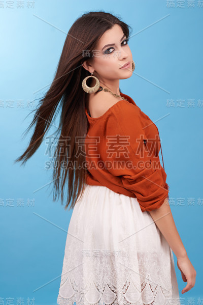 肖像美丽的魅力嬉皮士年轻的嬉皮女人在工作室。