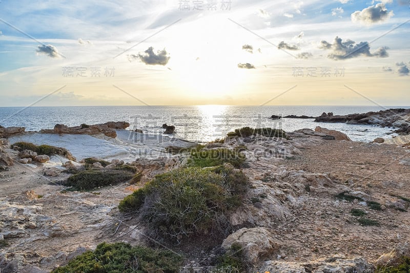 珊瑚湾是地中海沿岸傍晚日落时分。帕福斯区。塞浦路斯岛的野生自然