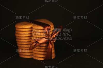 姜饼在黑暗的背景上