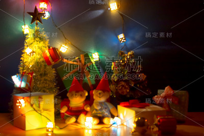 散焦和模糊圣诞灯光的幸福之夜