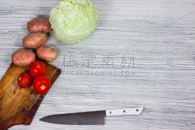 什锦新鲜蔬菜刀白色木质背景俯视图。