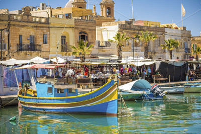 马耳他- Marsaxlokk市场，有传统的Luzzu渔船