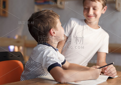 快乐的小男孩解决数学问题微笑