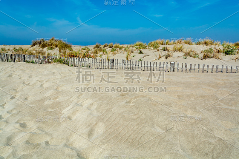 在Le Grau du Roi，法国的朗格多克海岸，美丽的白色沙滩被称为Plage de l'Esp