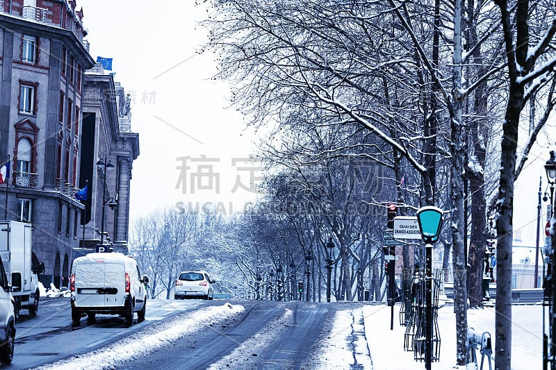 一场暴风雪过后，巴黎市区街道上开始下雪