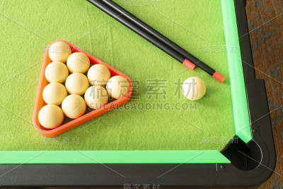 球杆与球在绿色桌子上的台球游戏