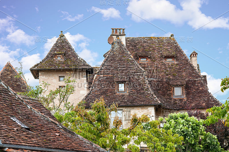 Carennac。典型地段的屋顶，Occitanie