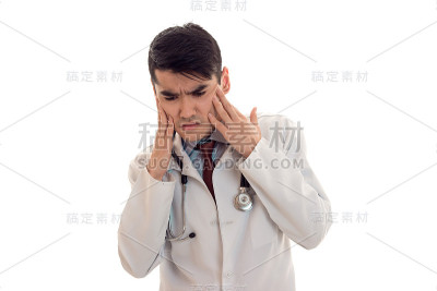 一位穿着白大褂的年轻医生保持头脑清醒