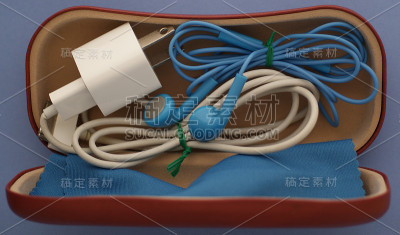 手机充电器和耳机