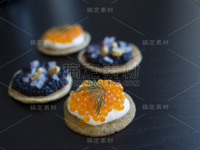 用鱼卵做开胃的薄饼