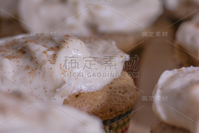 近距离的霜香料纸杯蛋糕
