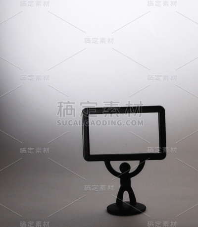 一个男人的小雕像，白色的背景上有一个布告