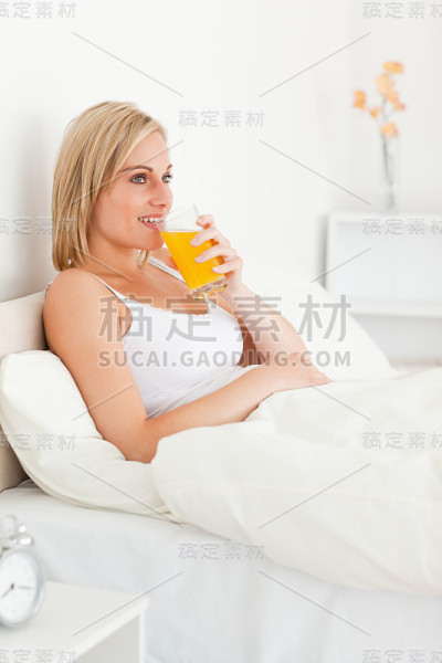 一个喝果汁的金发女人的画像