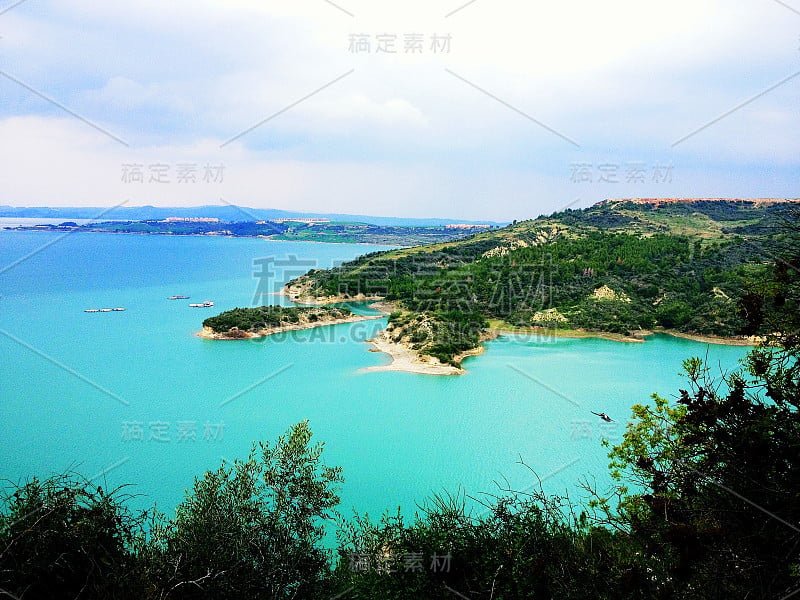 湖泊，天空和山脉