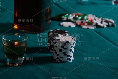 游戏桌上的扑克筹码