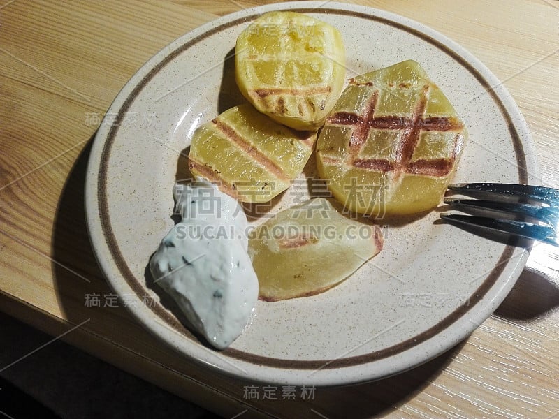 烤土豆配鞑靼沙司