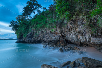 美丽的海滩，傍晚日落时的岩石