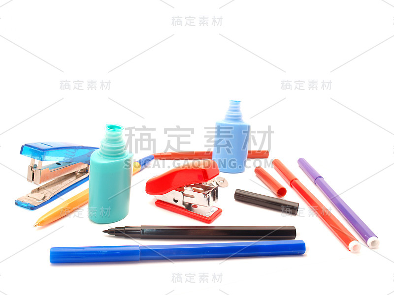 订书机，把手和一支毡尖笔