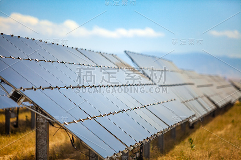 工业规模的光伏太阳能电池板阵列在贝克斯菲尔德，加州