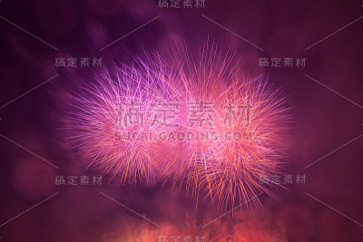 壮观的烟火秀照亮了天空。新年的庆祝活动。