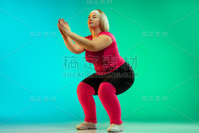 年轻的白种人加尺寸女模特在梯度绿色背景训练