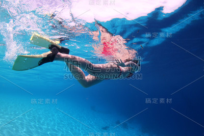 年轻女子浮潜