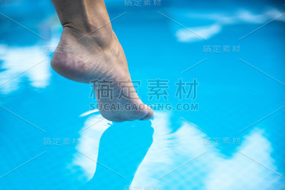 女人光着脚需要放松