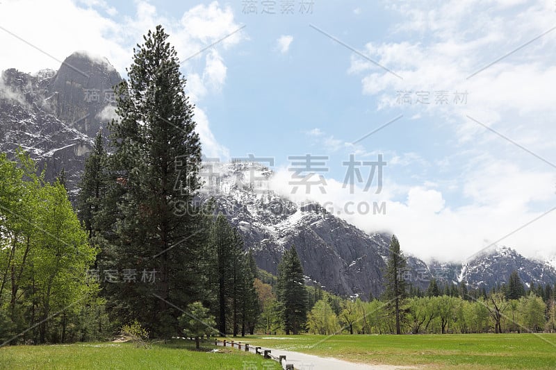 春天的约塞米蒂山谷里有人行道