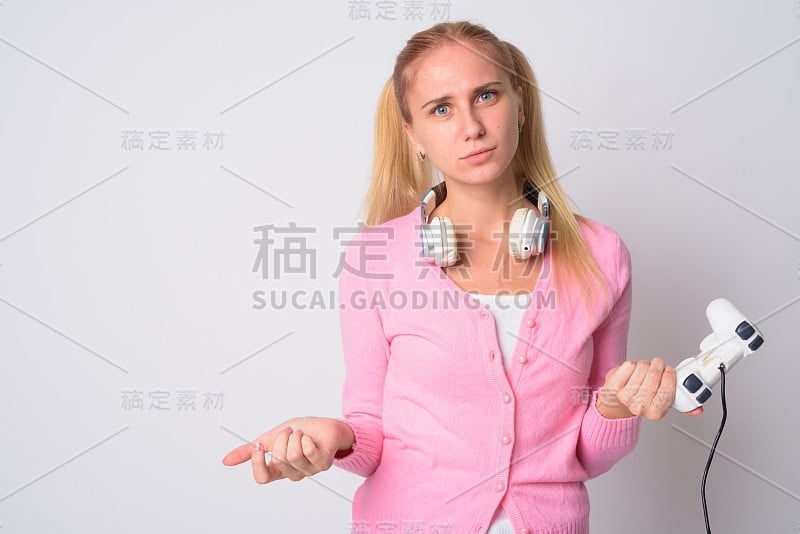 年轻的金发宅女在玩游戏，输了