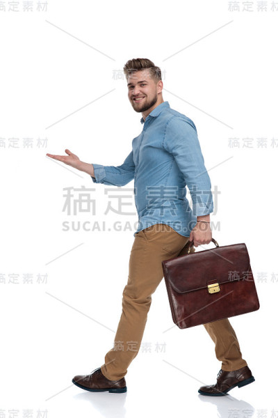 一个快乐随意的男人拿着公文包呈现