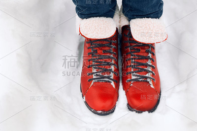 雪地上一双红色的复古靴子