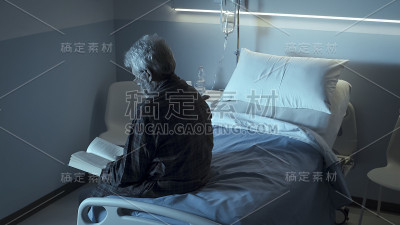 孤独的老人在医院看书