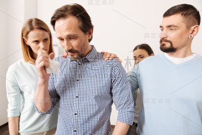 失意的男人们握拳