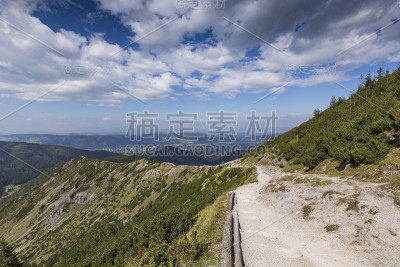 从徒步旅行路线看塔特拉山。波兰。欧洲。