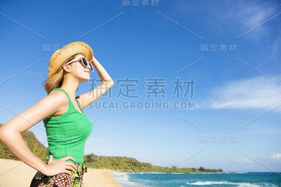 年轻迷人的女人在海滩上放松