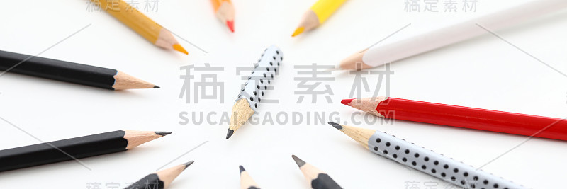 短而规则的铅笔头周围是全身的人在白色的背景