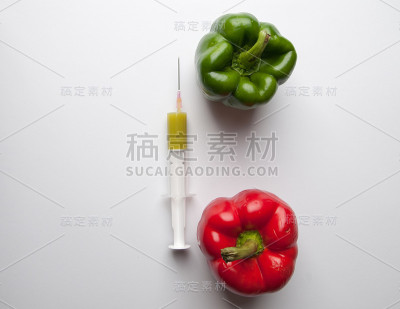 带注射器的青椒和芦椒。转基因生物