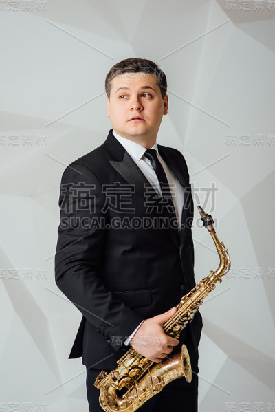 一个男人在近距离吹萨克斯