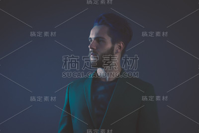 蓝色头发和棕色胡子的男人穿着绿色的衣服。