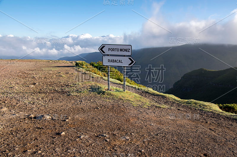 在葡萄牙马德拉岛的拉巴克，山谷下面的停车场路标