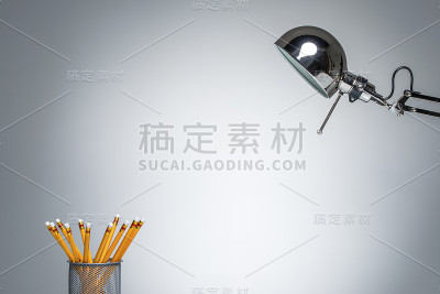 用台灯点亮橙色的笔筒文具