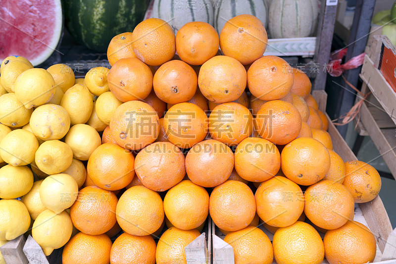 市场上的新鲜浆果