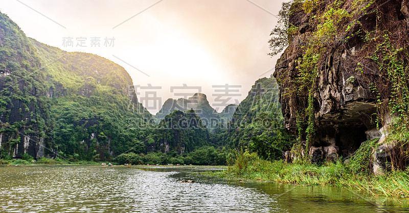 Tam Coc国家公园-游客在越南宁平省的吴洞河上乘船旅游，Trang An景观综合体-由喀斯特塔和