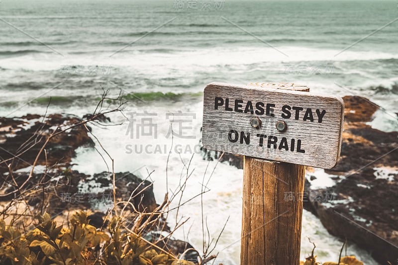 请停留在沿着太平洋海岸，佩尔佩图亚角，游艇，美国俄勒冈州的木制路标上。