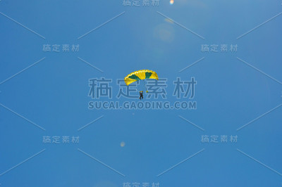 法国埃唐·德·伯雷上空的滑翔伞