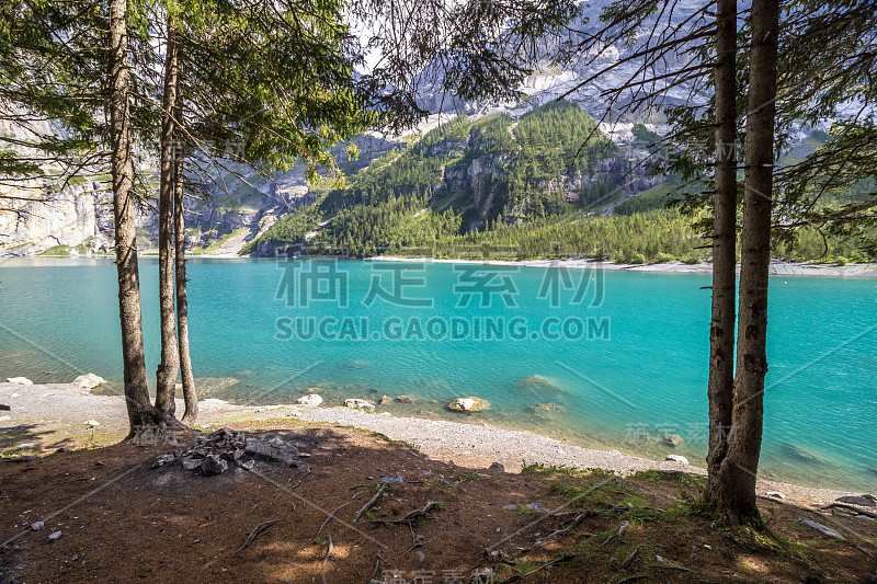 瑞士阿尔卑斯山的一条山路