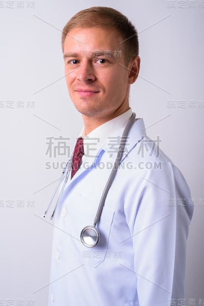 白色背景下的年轻男子医生的肖像