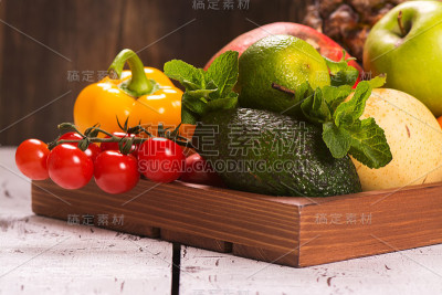 新鲜的水果和蔬菜放在一个木托盘里