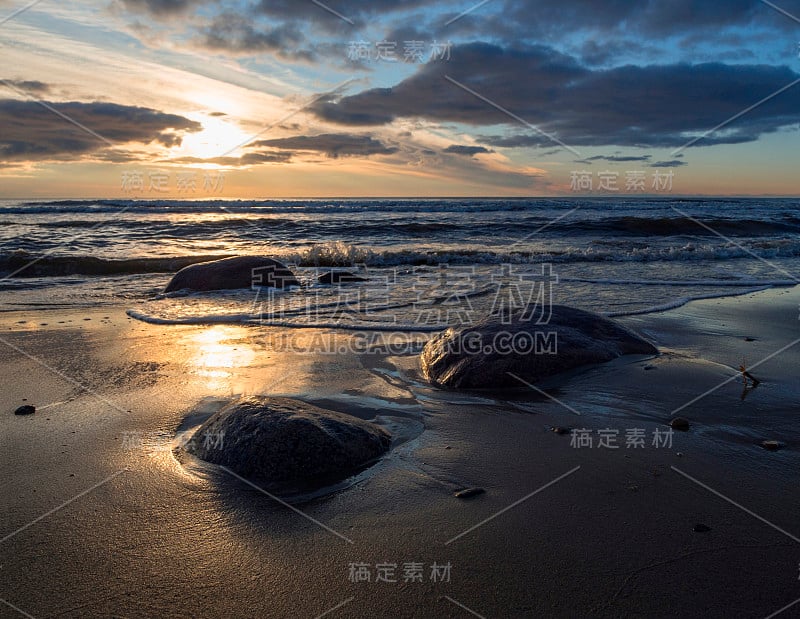 美丽的日落在波罗的海的沙滩列特瓦，克莱佩达