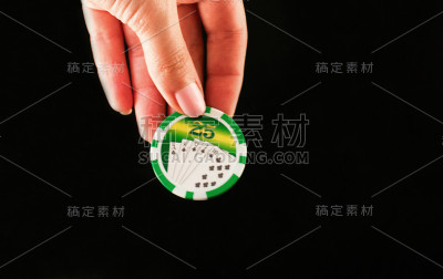 女性手中的筹码赌场